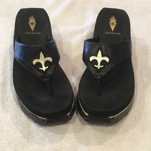 Fleur de lis Volatile’s Black and Gold size 6